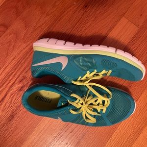 Womens Nike sneakers! Worn only once!